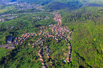 Vue aérienne de Vue du village en bordure des Vosges du Nord depuis le nord à Saint-Jean-Saverne dans le département Bas Rhin, France