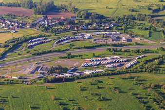 Vue aérienne de Aire communale d'autoroute Aire de Saverne Eckartswiller sur l'A4 à Eckartswiller dans le département Bas Rhin, France