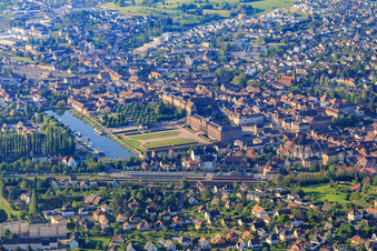 Vue aérienne de Château et parc Château des Rohan au port Port de Saverne à Saverne dans le département Bas Rhin, France