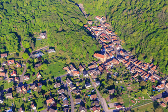 Vue aérienne de Église Sainte Marie Auxiliatrice et rue du Cimetière à Ottersthal dans le département Bas Rhin, France