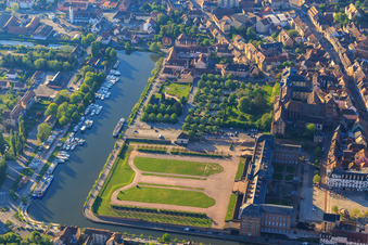 Vue oblique de Château et parc Château des Rohan au port Port de Saverne à Saverne dans le département Bas Rhin, France