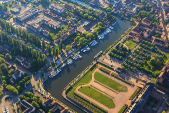 Vue aérienne de Parc du Château des Rohan au Port de Saverne à Saverne dans le département Bas Rhin, France