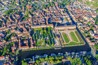Château et parc Château des Rohan au port Port de Saverne à Saverne dans le département Bas Rhin, France hors des airs