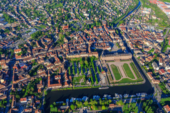 Vue aérienne de Vue de la ville avec le château et le parc Château des Rohan au port Port de Saverne depuis le nord-est à Saverne dans le département Bas Rhin, France