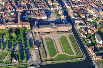 Vue aérienne de Château et parc du Château des Rohan à Saverne dans le département Bas Rhin, France