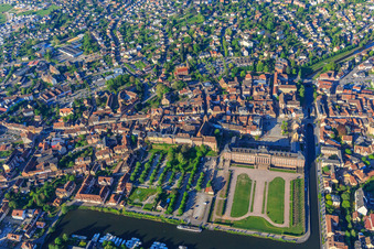 Vue aérienne de Vue de la ville avec le château et le parc Château des Rohan au port Port de Saverne depuis le nord-est à Saverne dans le département Bas Rhin, France
