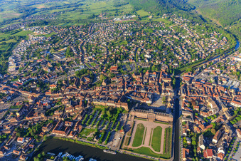 Photographie aérienne de Vue de la ville avec le château et le parc Château des Rohan au port Port de Saverne depuis le nord-est à Saverne dans le département Bas Rhin, France