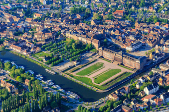 Vue aérienne de Château et parc Château des Rohan au port Port de Saverne vu du nord à Saverne dans le département Bas Rhin, France
