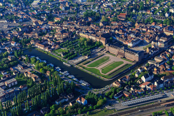 Vue aérienne de Château et parc Château des Rohan au port Port de Saverne vu du nord à Saverne dans le département Bas Rhin, France
