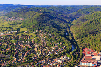 Vue aérienne de Parcours du canal de la Marne au Rhin (en allemand : canal Rhin-Marne) dans la vallée de la Zorn à Saverne dans le département Bas Rhin, France
