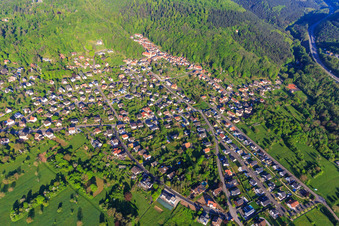 Vue aérienne de Vue du village en bordure des Vosges du Nord depuis le sud-est à Ottersthal dans le département Bas Rhin, France