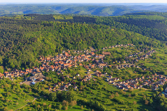 Vue aérienne de Vue du village en bordure des Vosges du Nord depuis le sud-est à Saint-Jean-Saverne dans le département Bas Rhin, France
