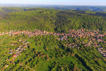 Vue aérienne de Vue du village en bordure des Vosges du Nord depuis l'est à Saint-Jean-Saverne dans le département Bas Rhin, France
