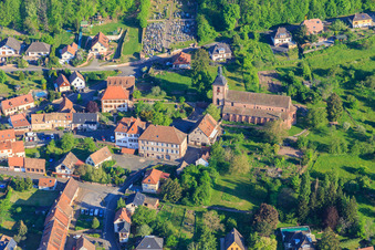 Vue aérienne de Hôtel de ville et Abbatiale Saint-Jean-Baptiste de Saint-Jean-Saverne à Saint-Jean-Saverne dans le département Bas Rhin, France