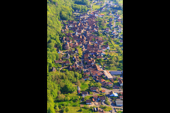 Vue aérienne de Rue Principale vue du sud à Ernolsheim-lès-Saverne dans le département Bas Rhin, France