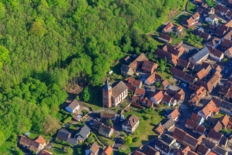 Vue aérienne de Église protestante luthérienne d'Ernolsheim à Ernolsheim-lès-Saverne dans le département Bas Rhin, France
