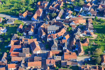 Vue aérienne de Église protestante luthérienne en tant qu'église fortifiée entourée d'un cercle de maisons à Dossenheim-sur-Zinsel dans le département Bas Rhin, France
