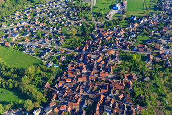 Vue aérienne de Centre-ville vu du sud à Dossenheim-sur-Zinsel dans le département Bas Rhin, France