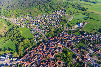 Vue aérienne de Centre-ville vu du sud à Dossenheim-sur-Zinsel dans le département Bas Rhin, France