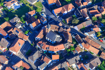 Photographie aérienne de Église protestante luthérienne en tant qu'église fortifiée entourée d'un cercle de maisons à Dossenheim-sur-Zinsel dans le département Bas Rhin, France