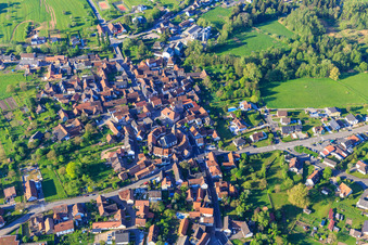 Vue aérienne de Centre-ville vu du nord à Dossenheim-sur-Zinsel dans le département Bas Rhin, France