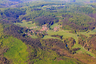 Vue aérienne de Vue du village dans les Vognes du Nord depuis le nord-est à Hinsbourg dans le département Bas Rhin, France
