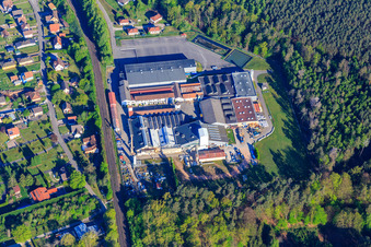 Vue aérienne de Cristallerie Lalique SA à Wingen-sur-Moder dans le département Bas Rhin, France