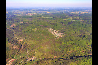 Vue aérienne de Vue du village des Vognes du Nord depuis l'est à Rosteig dans le département Bas Rhin, France