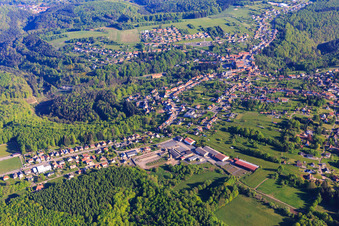 Vue aérienne de Vue matinale de la ville depuis le sud à Goetzenbruck dans le département Moselle, France