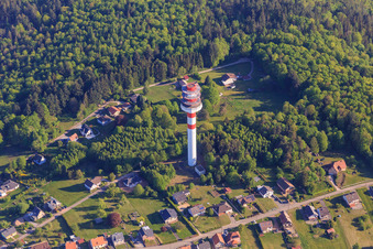 Vue aérienne de Tour hertzienne de Goetzenbruck pylône de transmission dans les Vosges du Nord depuis l'ouest à Goetzenbruck dans le département Moselle, France