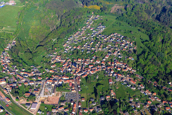 Vue aérienne de Vue d'ensemble des Vosges du Nord le matin depuis le sud-est à Lemberg dans le département Moselle, France