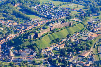 Vue aérienne de Citadelle de Bitsch à Bitsch dans le département Moselle, France