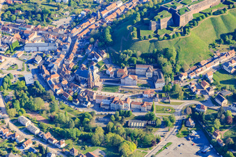 Vue aérienne de Centre-ville avec la mairie et l'église à Bitsch dans le département Moselle, France