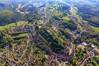 Vue aérienne de Vue de la citadelle de Bitsch depuis l'ouest à Bitsch dans le département Moselle, France