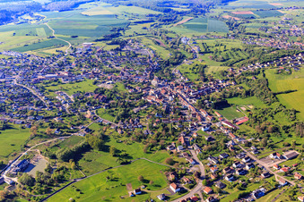 Vue aérienne de Vue matinale de la ville depuis le nord à Rohrbach-lès-Bitche dans le département Moselle, France