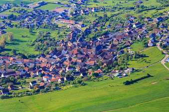Vue aérienne de Église de la Nativité de la Très Sainte Vierge de Bining à Bining dans le département Moselle, France