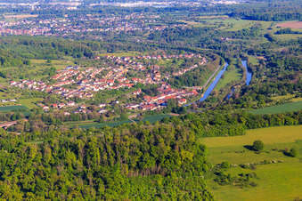 Vue aérienne de Vue de la ville sur la Sarre et du canal des houllères de la Sarre depuis le sud-est à Wittring dans le département Moselle, France