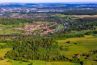 Vue aérienne de Vue de la ville sur la Sarre et du canal des houllères de la Sarre depuis le sud-est à Wittring dans le département Moselle, France