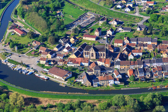 Vue aérienne de Marina Port de Plaisance de Wittring sur le Canal des houllères de la Sarre à Wittring dans le département Moselle, France