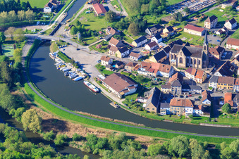 Vue aérienne de Marina Port de Plaisance de Wittring sur le Canal des houllères de la Sarre à Wittring dans le département Moselle, France