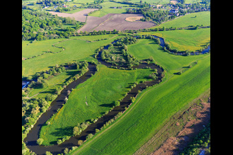 Vue aérienne de Le cours sinueux de la Sarre à Willerwald dans le département Moselle, France