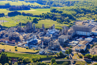Vue aérienne de Usines chimiques d'INEOS Polymers Sarralbe à la gare de fret à Sarralbe dans le département Moselle, France