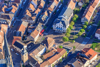 Vue aérienne de L'hôtel de ville à Sarralbe dans le département Moselle, France