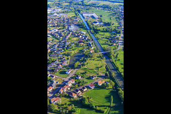 Vue aérienne de Ecluse N°19 sur le Canal des Houllères de la Sarre à Sarralbe dans le département Moselle, France