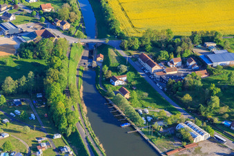 Vue aérienne de Écluse n°17 d'Harskirchen sur le canal des houllères de la Sarre à Harskirchen dans le département Bas Rhin, France