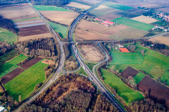 Vue aérienne de Sortie 20 Kandel Nord de l'autoroute A65 à Erlenbach bei Kandel dans le département Rhénanie-Palatinat, Allemagne