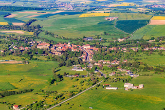 Vue aérienne de Vue de la ville depuis l'ouest le soir à Fénétrange dans le département Moselle, France