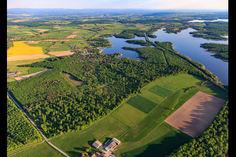 Vue aérienne de Le canal des houllères de la Sarre traverse les lacs Ètang des femmes et Stockweiher à Langatte dans le département Moselle, France