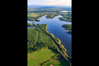 Vue aérienne de Le canal des houllères de la Sarre traverse le Stockweiher à Langatte dans le département Moselle, France