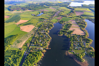 Vue aérienne de Presqu'île de la Cornée des Houilles dans l'Étang de la Blanche Chaussée et Canal des houllères de la Sarre à Diane-Capelle dans le département Moselle, France